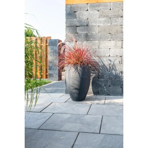 Diephaus Terrassenplatte Nano Tec, weiß-schwarz, 60x40 cm, verlegt auf einer Terrasse mit Dekoration.