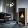 Wamsler Kaminofen N-Line Naturstein Schwarz, mit Holz befeuert, im Wohnraum.