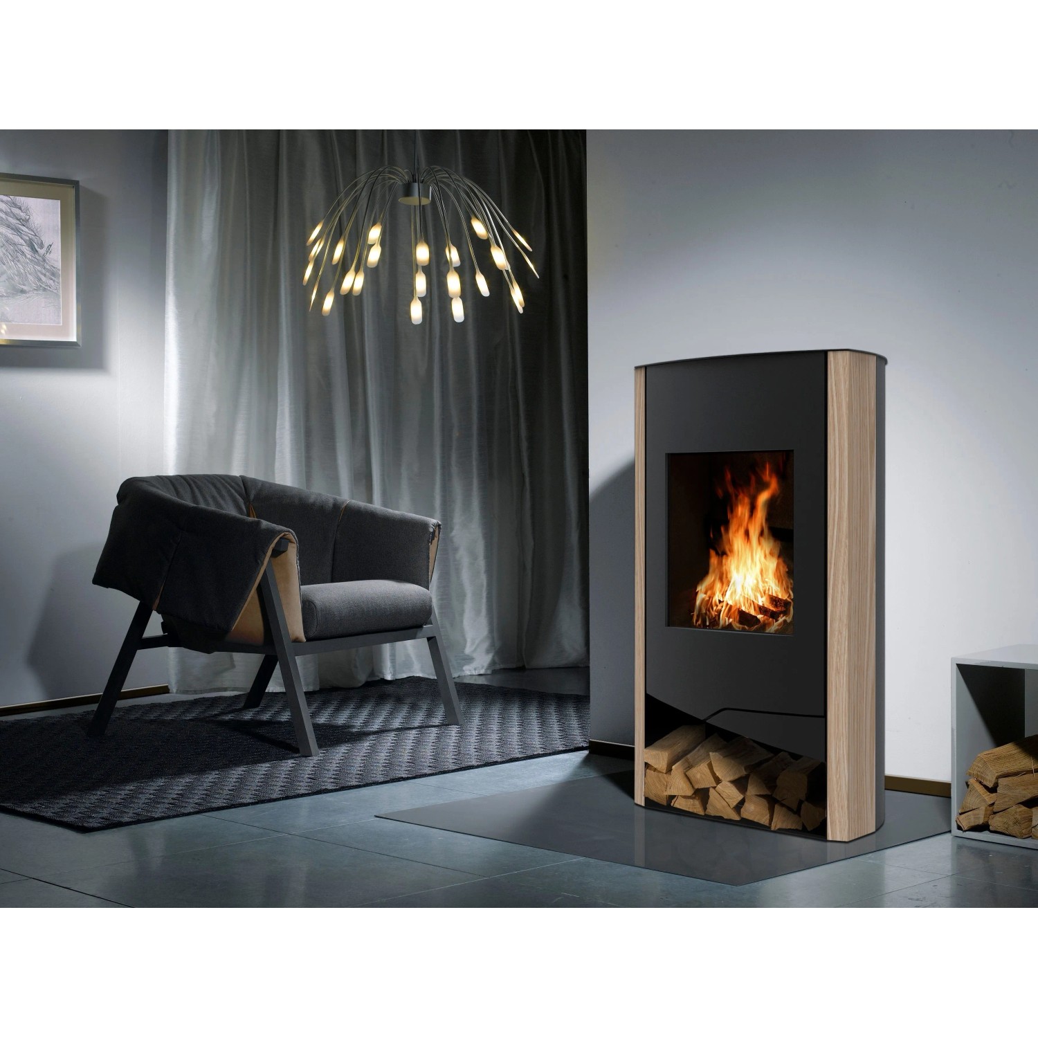 Wamsler Kaminofen N-Line Naturstein Schwarz, mit Holz befeuert, im Wohnraum.