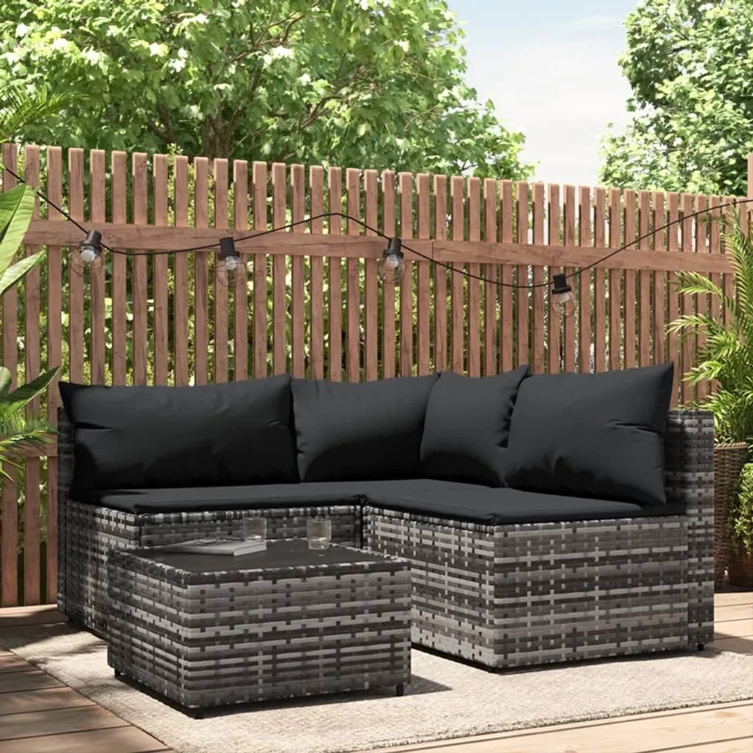 Graues 4-tlg. vidaXL Garten Lounge Set aus Rattan mit anthrazitfarbenen Kissen und Tisch.