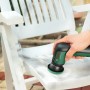 Bosch Universal Brush mit Küchen-Scheuerpad im Einsatz auf einem weißen Gartenstuhl.
