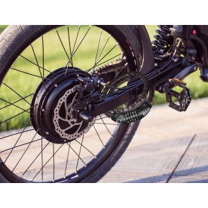 Basi Panzerkabel ZR 308 Fahrradschloss mit Zahlencode am Hinterrad eines Fahrrads.