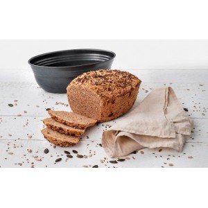 Zenker Brotform, oval, schwarz-metallic, mit gebackenem Brot und Brotscheiben. Küchenhelfer.