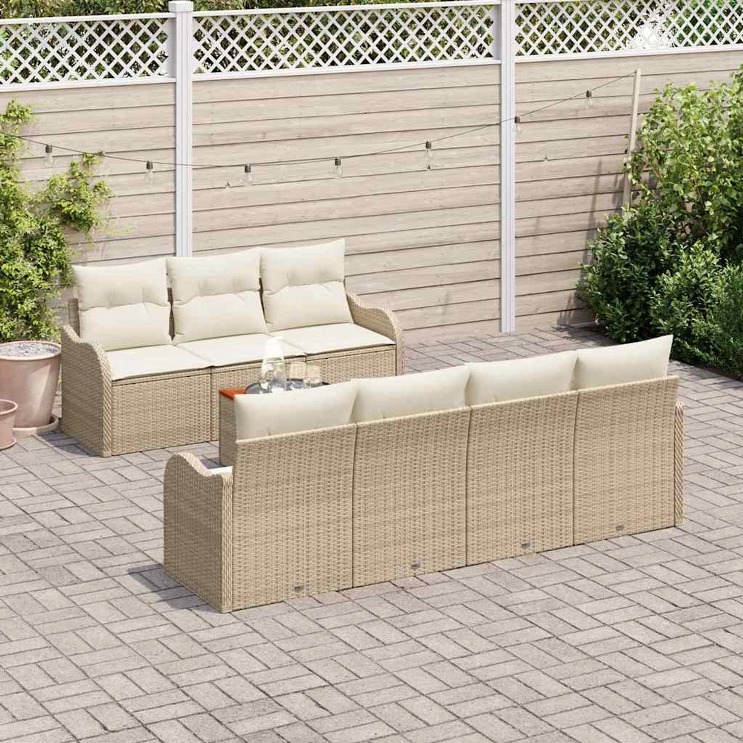 Beige vidaXL Garten-Sofa-Set, 8-teilig, mit Tisch und weißen Polstern. Gartenmöbel aus Rattan.
