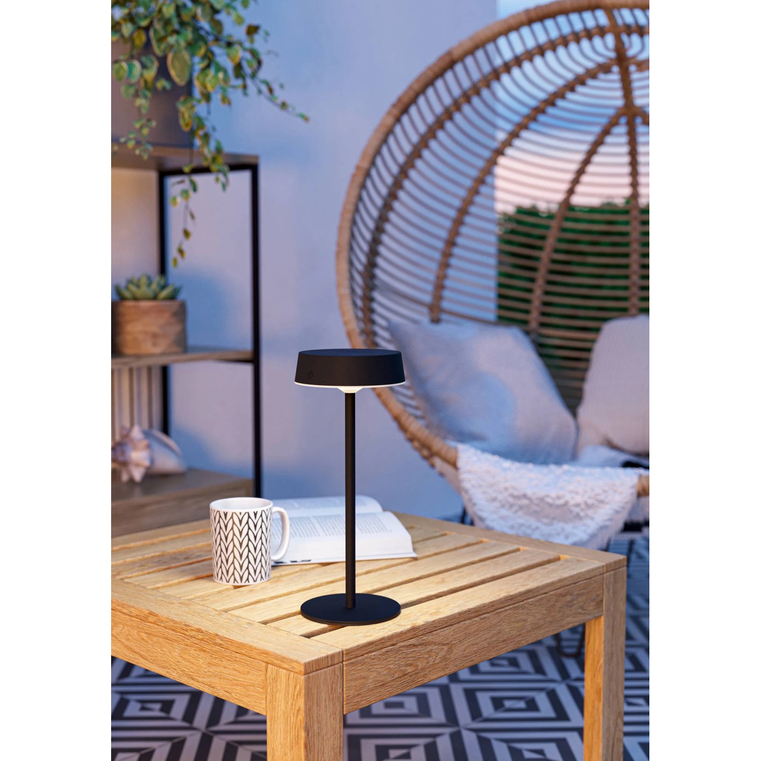 Schwarze EGLO LED Solar Tischleuchte SIMERI mit Touchdimmer auf Holztisch.