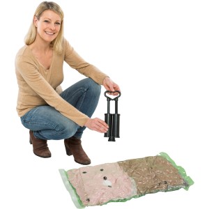 Frau nutzt Wenko Vakuum Beutel Reise-Set mit Pumpe zur platzsparenden Textilaufbewahrung.