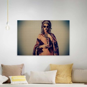 Bricoflor Boho Wandbild mit Hippie-Frau auf Leinwand in Beige/Braun. Sommerliches Leinwandbild.