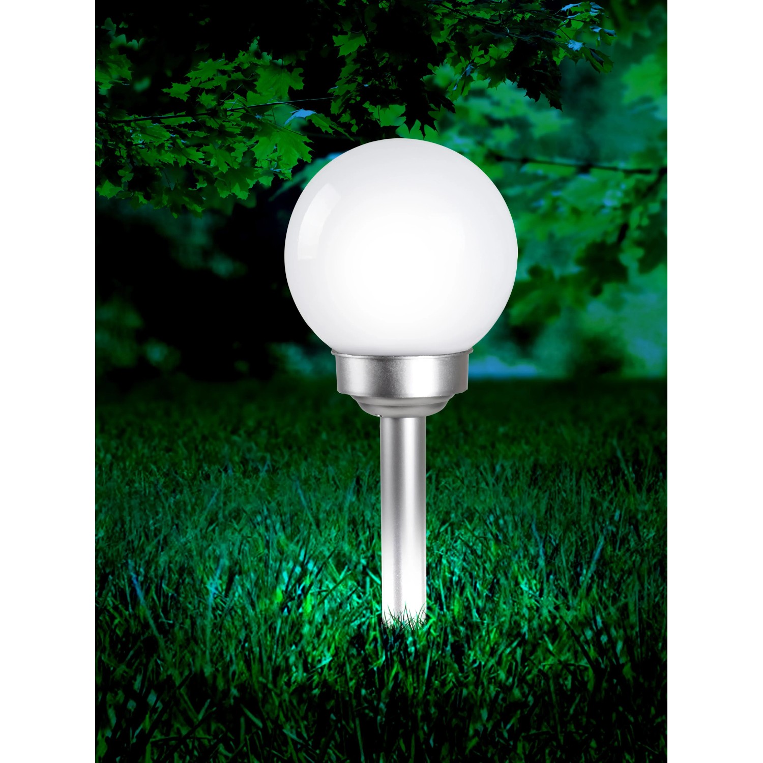Globo LED-Solaraußenleuchte mit Kugel und Erdspieß, Ø 15 cm, silber-metallisch/weiß, im Garten.