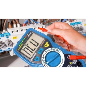Pancontrol PAN 186 PROFI Digital-Multimeter bei der Stromprüfung.