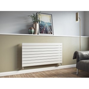 Weißer Ximax Raumheizkörper P1 Horizontal (520x1200mm, 677W) an Wand montiert.