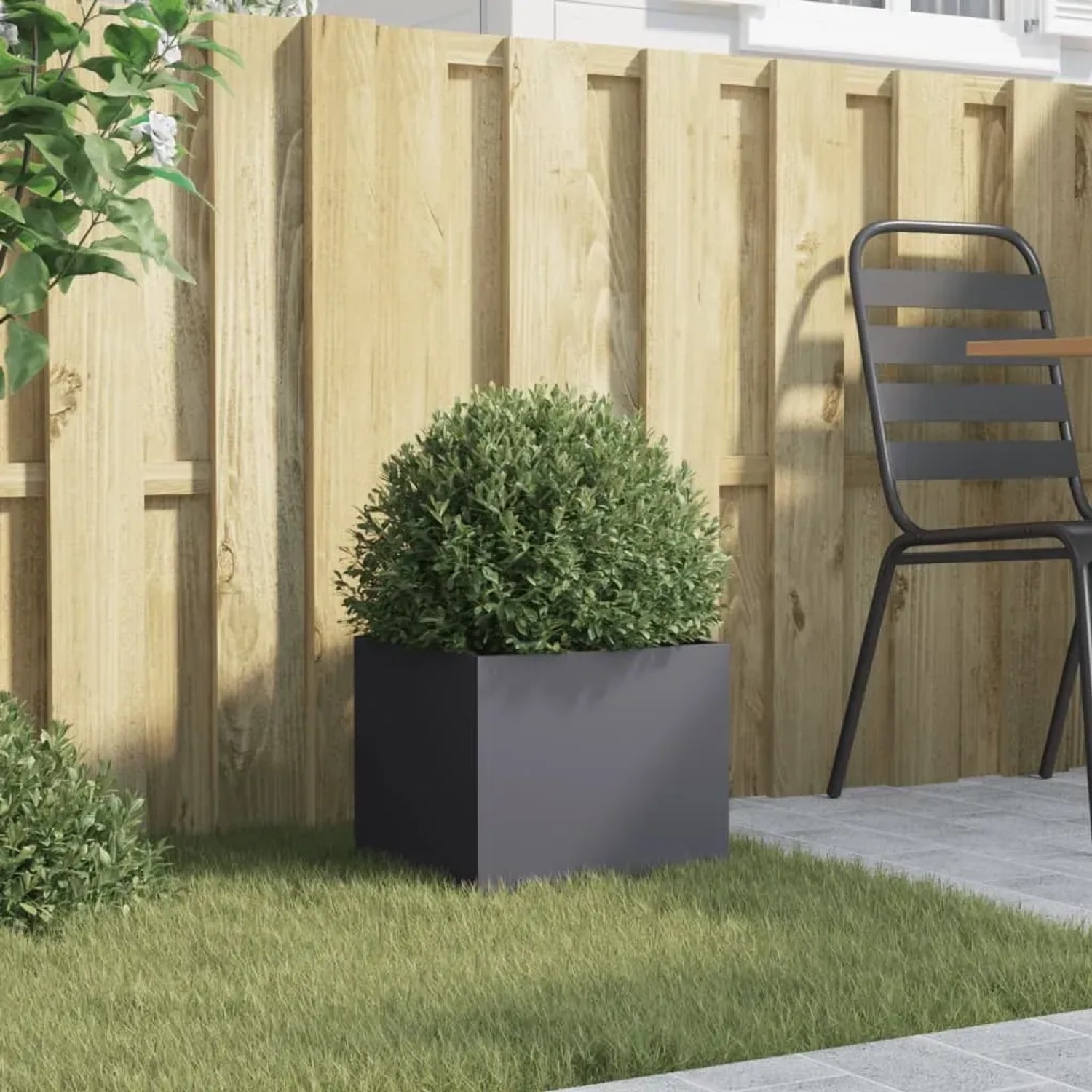 Anthrazitfarbener Stahl-Pflanzkübel, quadratisch, mit grüner Pflanze im Garten. Ideal für Balkon und Terrasse.