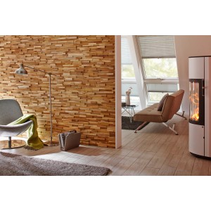 Wohnraum mit Rebel of Styles Holzverblender Firenze Teak an der Wand.