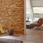 Wohnraum mit Rebel of Styles Holzverblender Firenze Teak an der Wand.