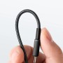 Anker USB-C Kabel, geflochten, 90cm. Nahaufnahme des Steckers in einer Hand.