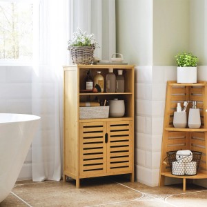 Kleankin Badezimmerschrank aus Bambus mit Regalen und Schranktür in Naturholzoptik.