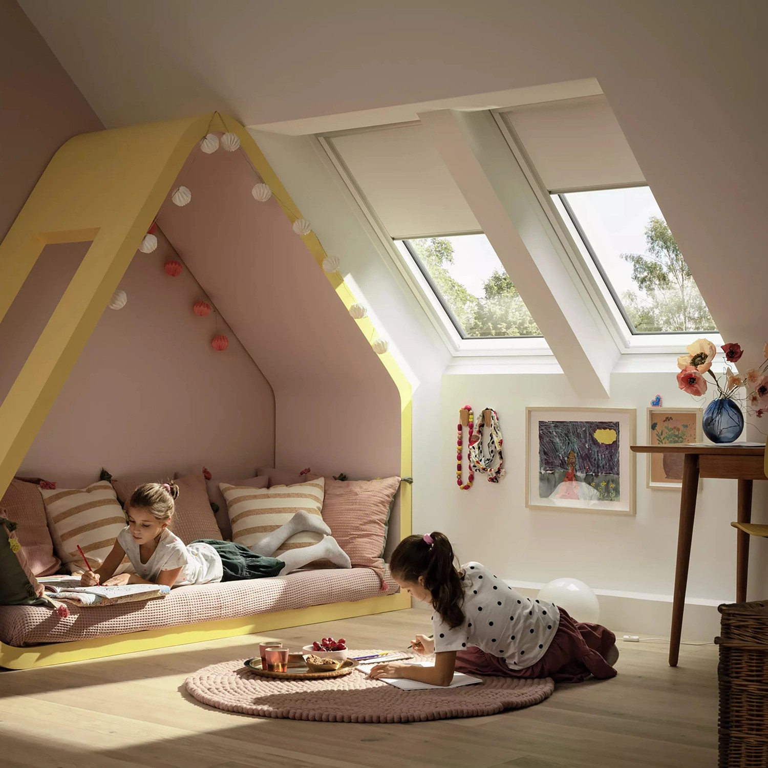 Helles Kinderzimmer mit Velux Dachfenster und weißem Sichtschutzrollo für angenehmes Licht.