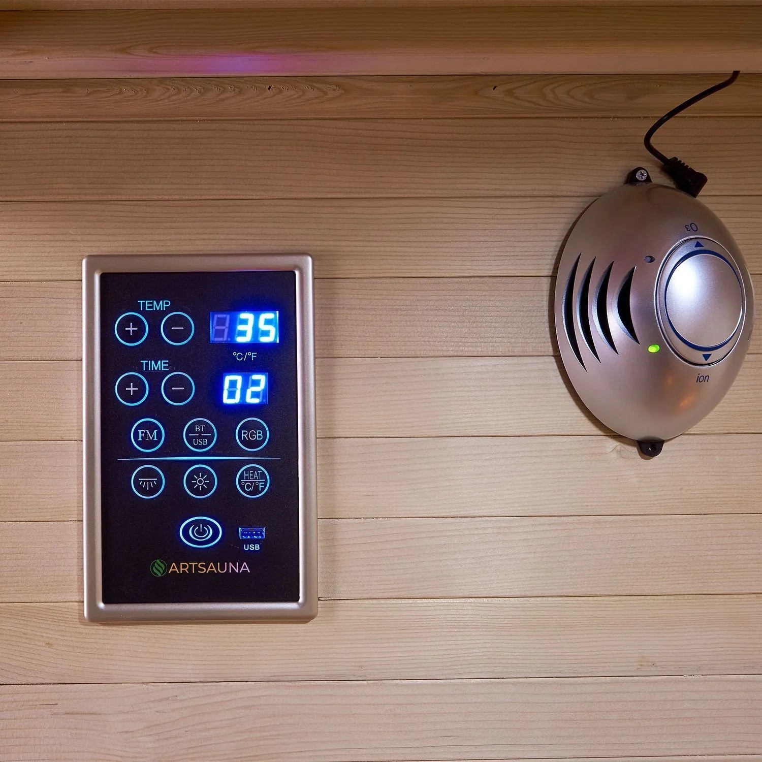 Detailaufnahme: Bedienfeld und Ionisator der Artsauna Infrarotkabine Kolding.