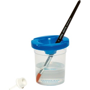 Giotto Wasserbecher mit blauem Deckel und Pinselablage, inklusive Pinsel im Wasser.