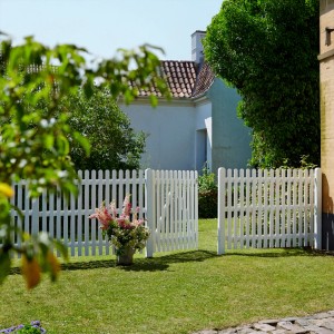 Weißer Holzzaun Retro für den Vorgarten, 150x120 cm, mit offenem Gartentor.