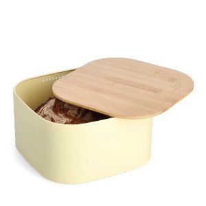 Gelber Zeller Brotkasten aus Metall mit Bambusdeckel, teilgeöffnet, mit Brot.