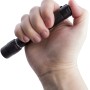Schwarze Energizer X-Focus Taschenlampe in Hand, mit Strahlfokussierung.
