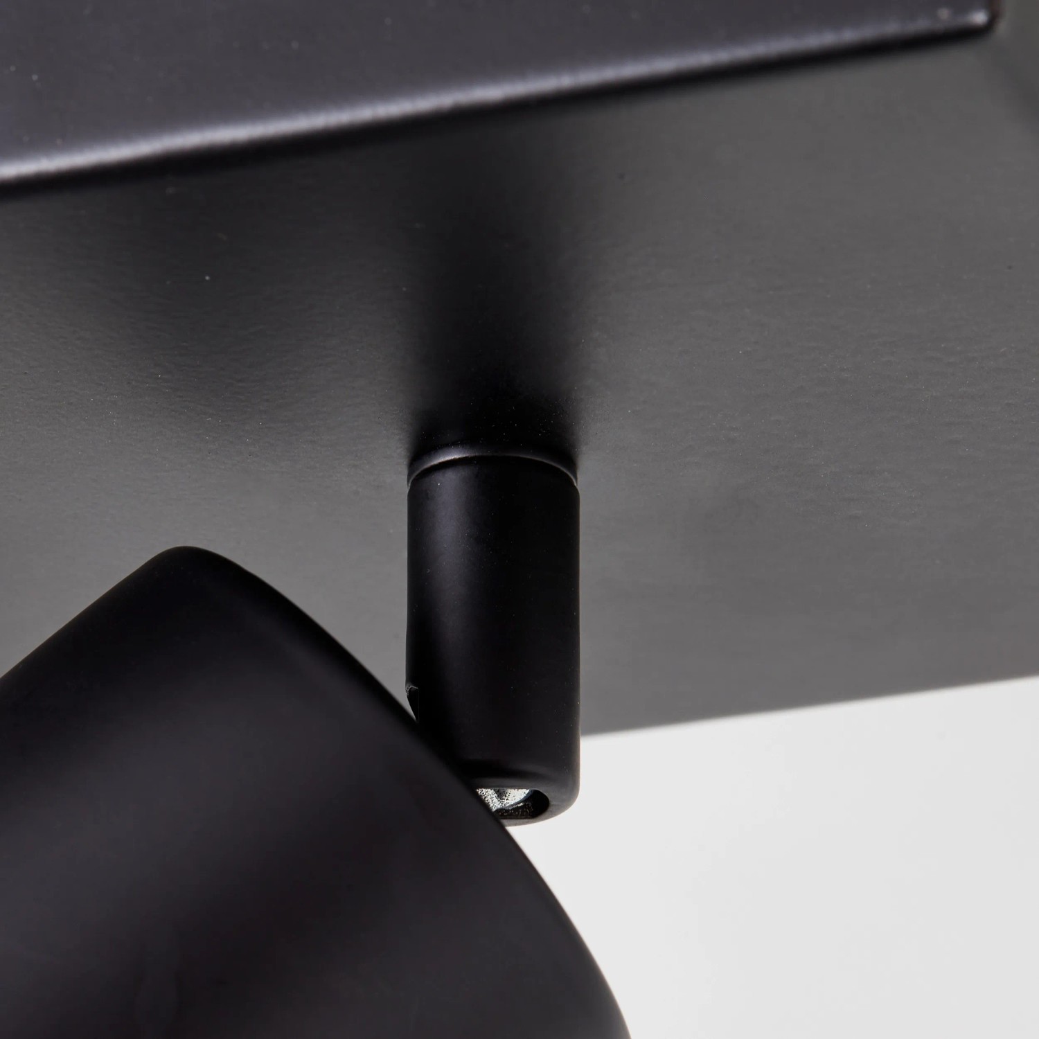 Detailaufnahme: Schwarzer, matter LED-Deckenspot Jello von Brilliant.