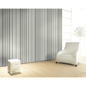 Glööckler Vliestapete Imperial Welle Silbermetallic im Raum mit Sessel und Lampe.