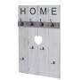 Weiße Wandgarderobe im Shabby-Look mit 8 Haken und Herz-Ausschnitt.