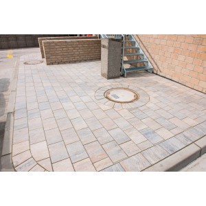 Verlegte Diephaus Pflastersteine Mika Muschelkalk 30x20x6 cm, beschichtet, mit Versickerungsfuge.