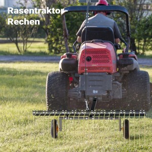 Wiltec Rasentraktor Rechen mit 148 cm Arbeitsbreite, am Rasentraktor auf grünem Rasen im Einsatz.