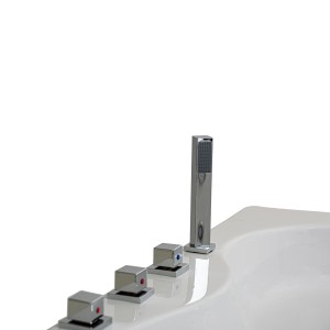 Detailansicht der Basera® Gomera Podest-Whirlpool Badewanne mit Armaturen und Duschkopf.