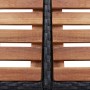 Detailansicht: Schwarze, quadratische Whirlpool-Umrandung aus Poly Rattan mit Holzstufen.