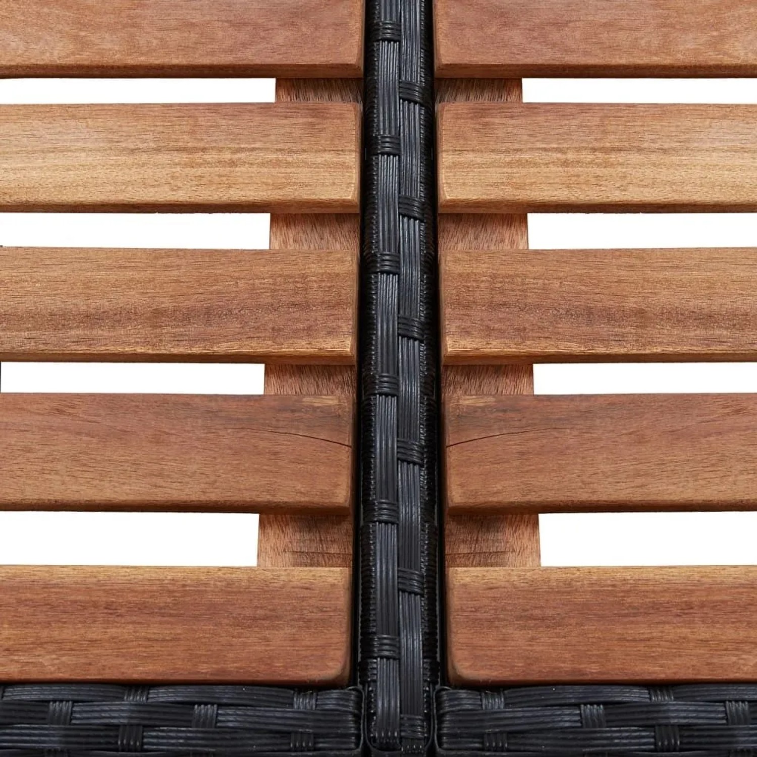 Detailansicht: Schwarze, quadratische Whirlpool-Umrandung aus Poly Rattan mit Holzstufen.