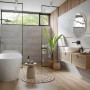 Badezimmer mit grauen Cersanit Trako Wandfliesen (29,8x59,8 cm) im modernen Boho-Stil.