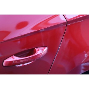 Glänzender, roter Autolack nach Behandlung mit Nigrin Hartwachs-Lackschutz.