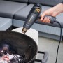 Steinel Heißluftgebläse HM 1920 E (2000 W) beim Anzünden eines Grills.