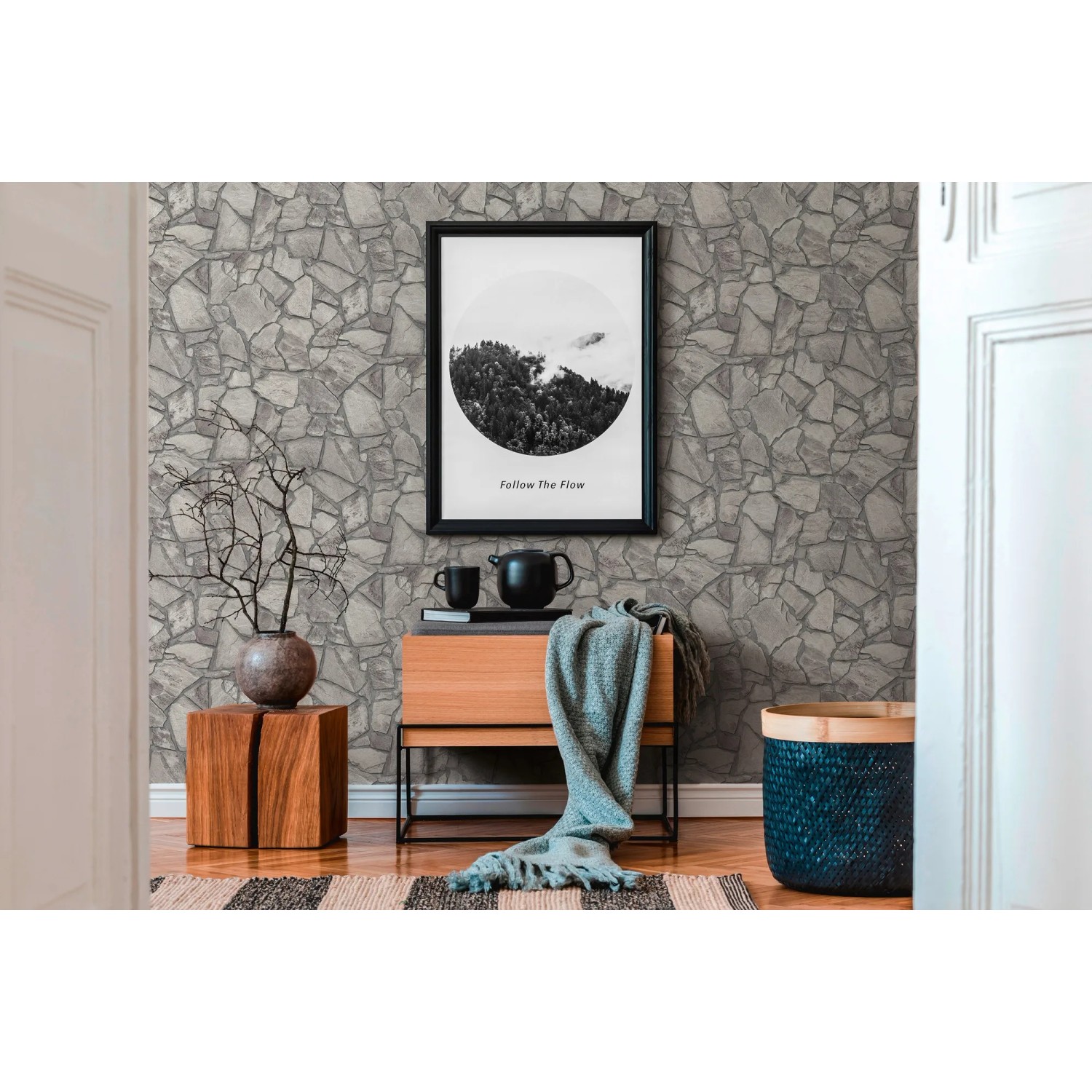 A.S. Création Vliestapete in Grau mit Bruchsteinmauer-Design im Raum.