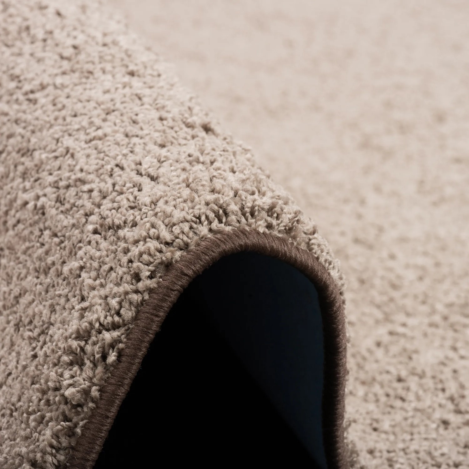 Detailansicht: Snapstyle Hochflor Teppichläufer Mona in Taupe, weicher Velours, 80x160cm.