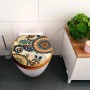 Banjado WC-Sitz aus Bambus mit Mandala-Motiv auf einer Toilette im Badezimmer.