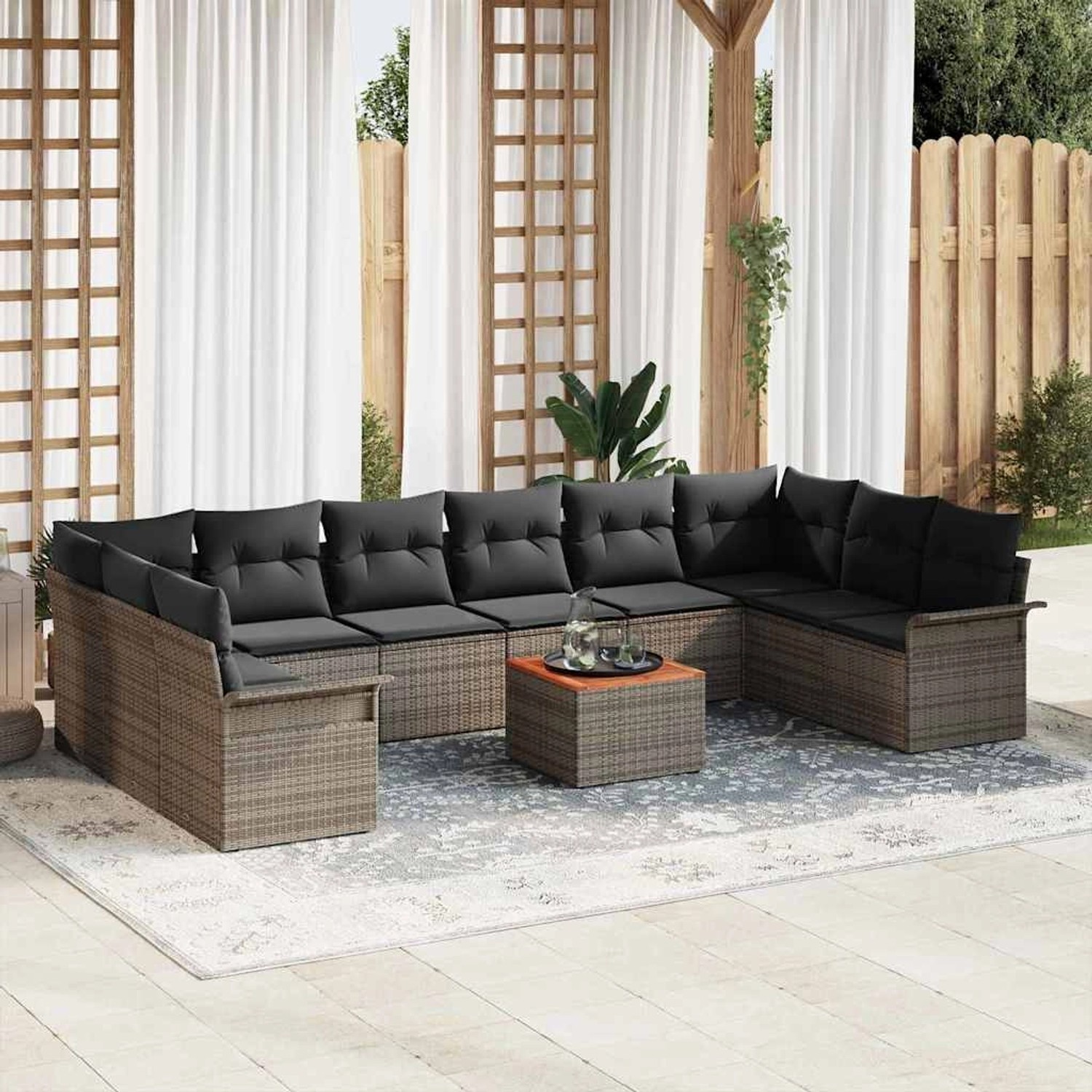 vidaXL 11-teiliges Garten-Sofa-Set aus grauem Rattan mit Akazientisch und schwarzen Kissen.