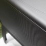 Detailansicht des Plamen Gusskaminofens Trenk mit Herdplatte, seitliche Rillenstruktur.