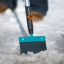 Gardena combisystem Stoßscharre 15 cm im Einsatz zum Entfernen von Eis und Schnee.