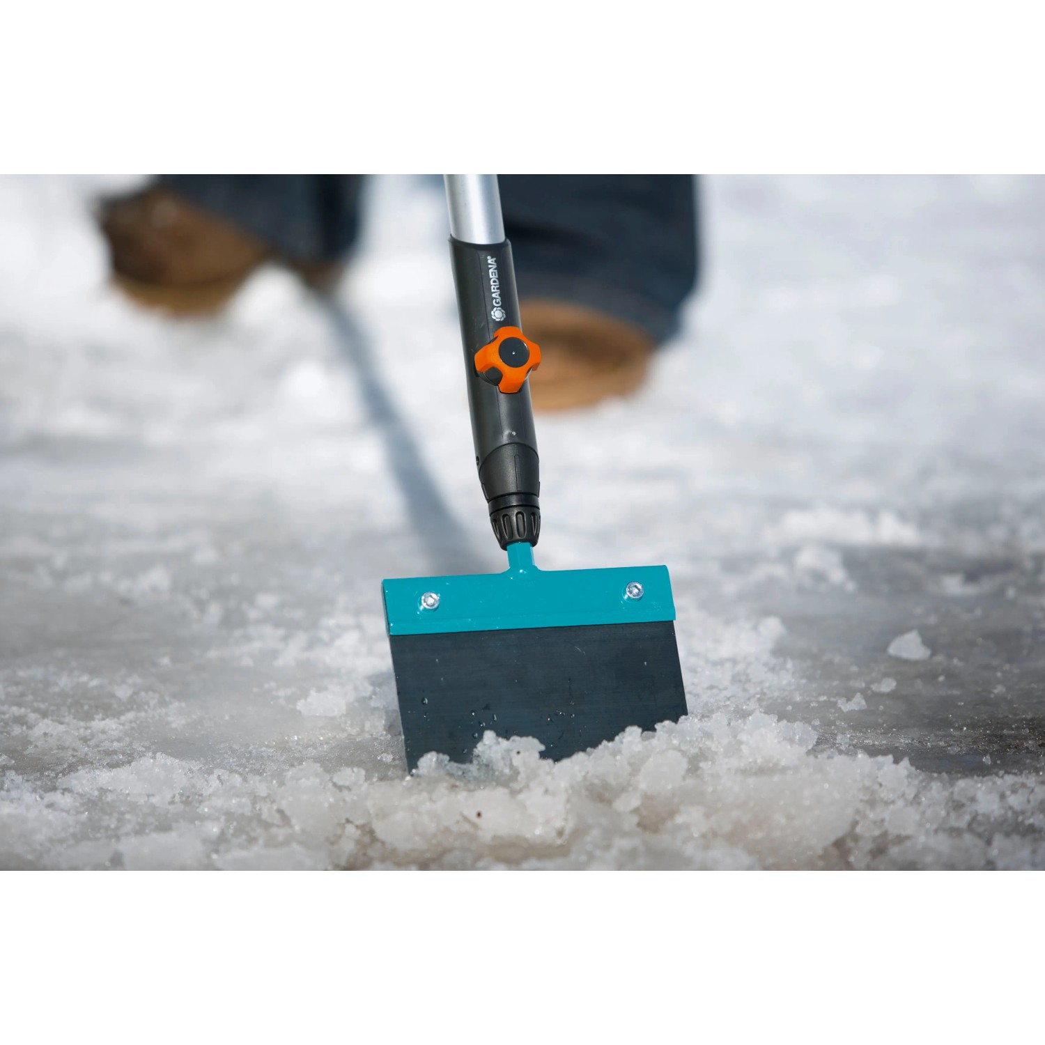 Gardena combisystem Stoßscharre 15 cm im Einsatz zum Entfernen von Eis und Schnee.