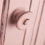 Detailaufnahme: Rosa Möbel mit dunklem Rust-Oleum Kreidefarbe-Wachs und mattem Finish.