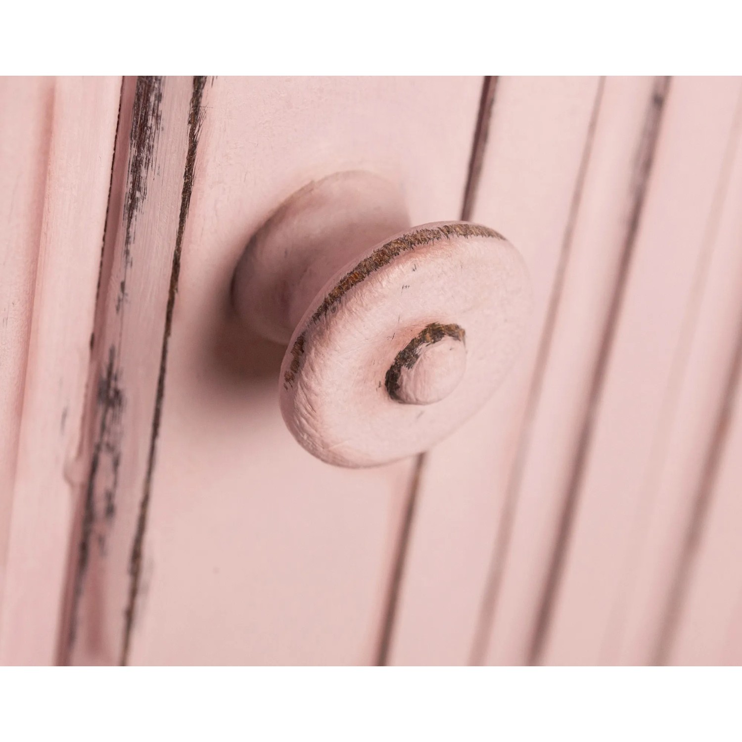 Detailaufnahme: Rosa Möbel mit dunklem Rust-Oleum Kreidefarbe-Wachs und mattem Finish.