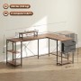 L-förmiger Schreibtisch, rustikal-braun, mit Ablagen und Monitorerhöhung. Ideal für Büro oder Gaming.