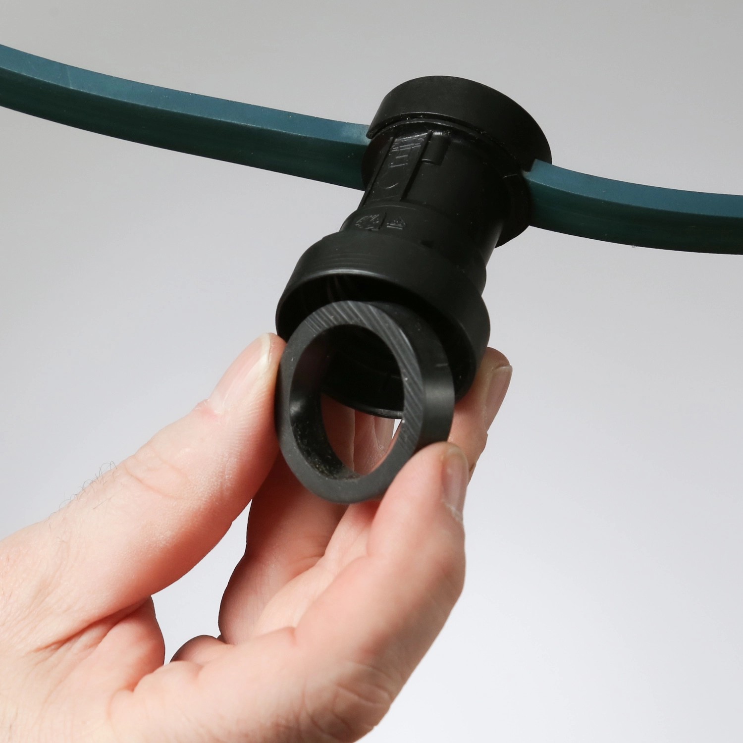 Detailaufnahme einer E27 Fassung mit Dichtungsring einer grünen Satisfire Partylichterkette.