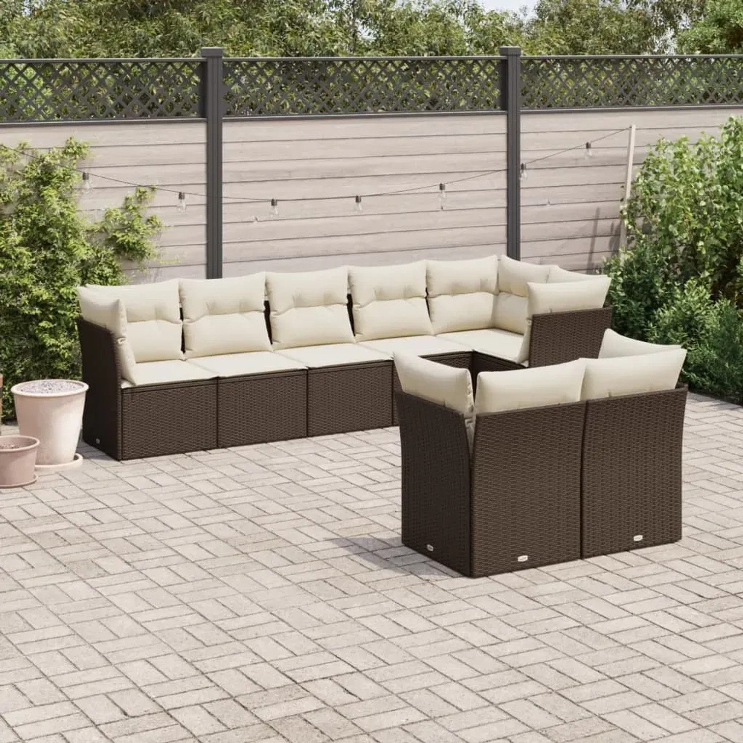 Braune 8-tlg. vidaXL Garten-Sofagarnitur aus Poly Rattan mit cremefarbenen Kissen.