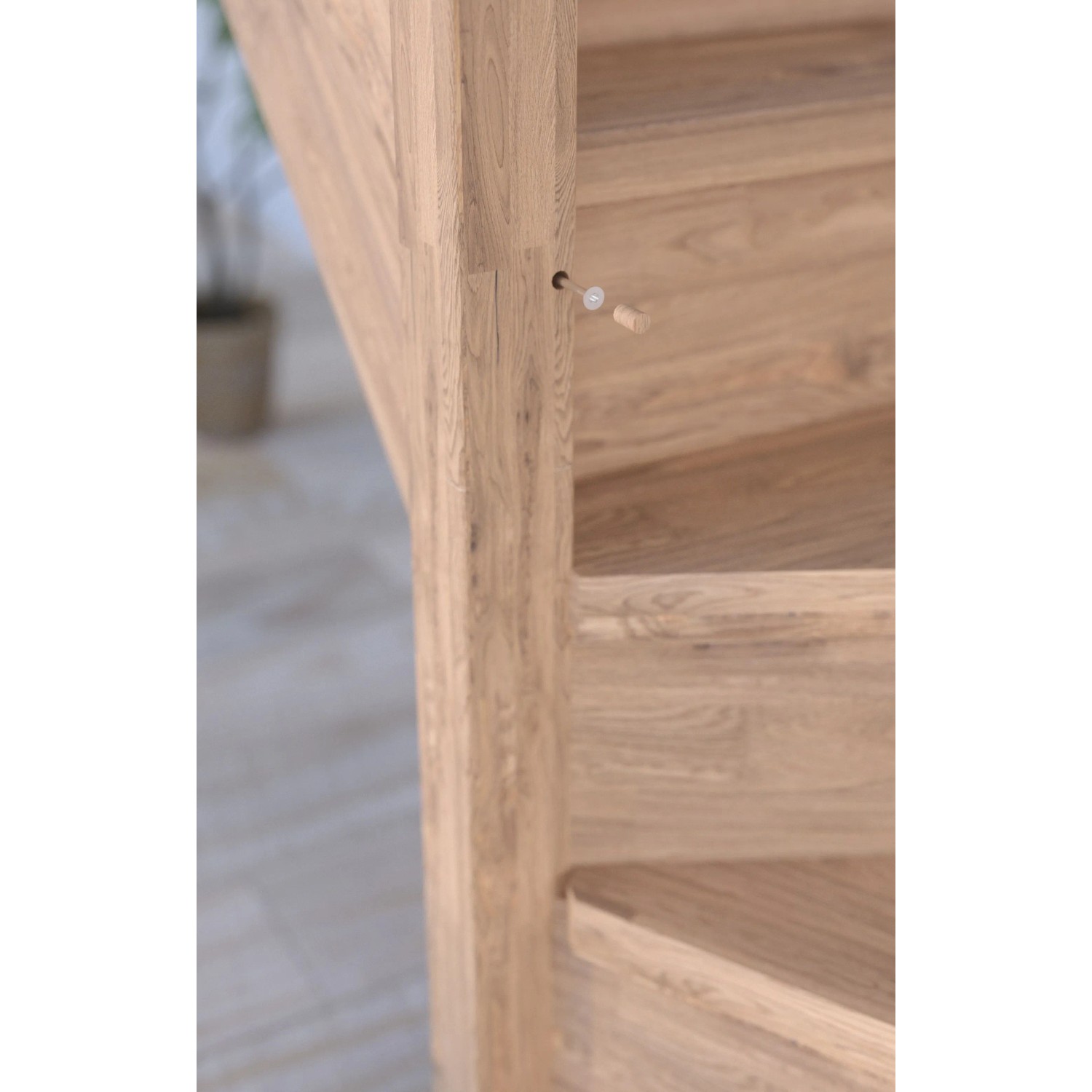 Detailaufnahme der StarWood Treppe Rhodos, Eiche gewendelt, mit Holz-Edelstahl-Geländer.
