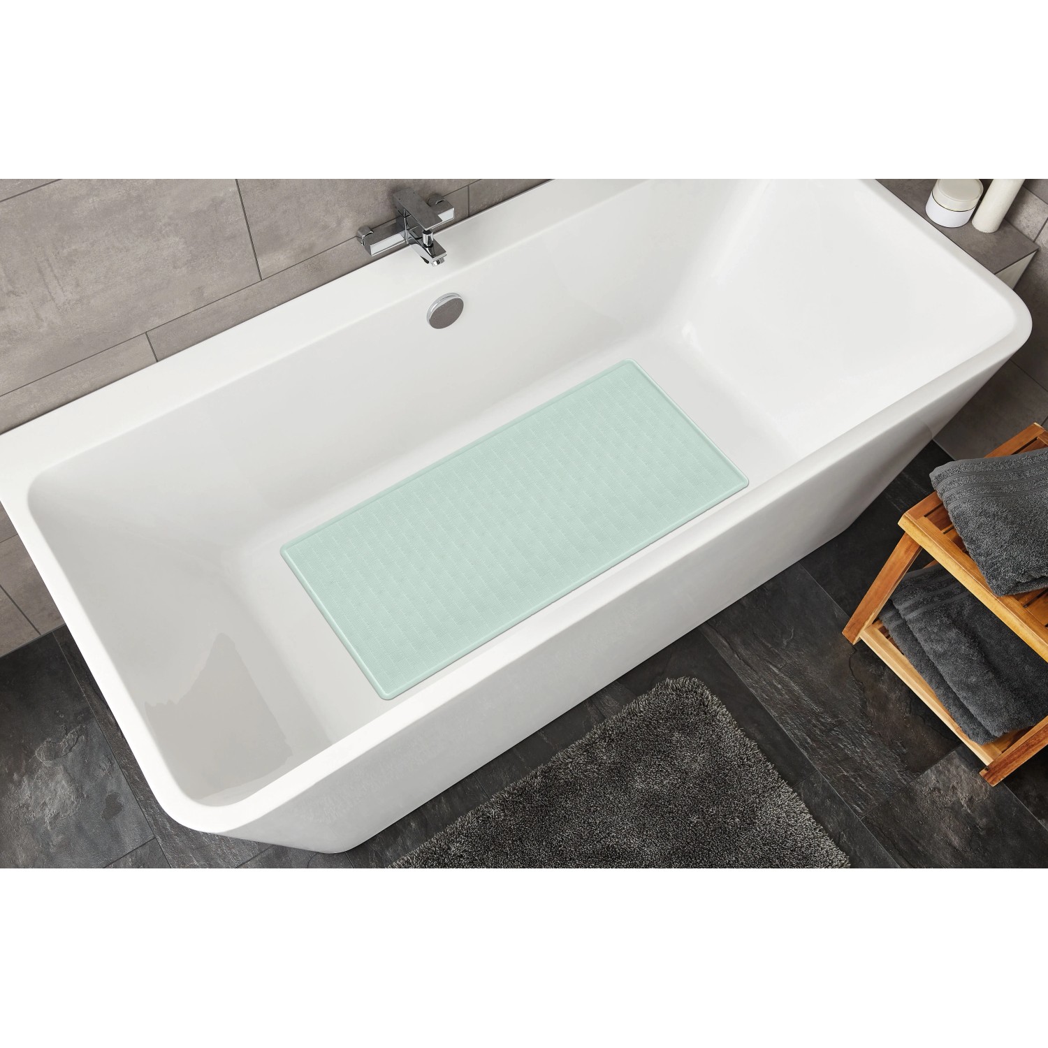 Helle, rechteckige Kleine Wolke Wanneneinlage Ruby in Opal in einer weißen Badewanne.